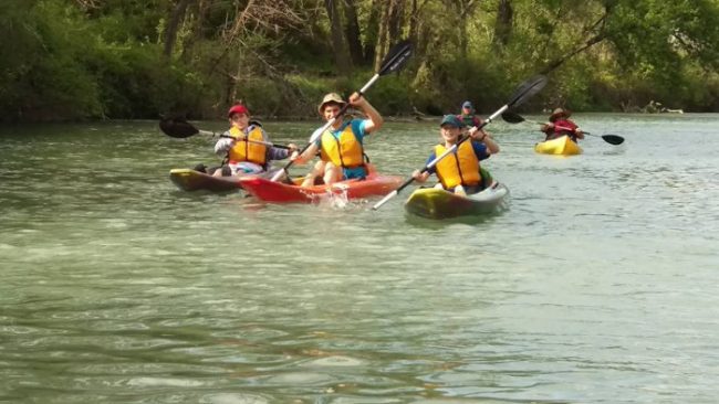 paddle-with-style-group-kayaking